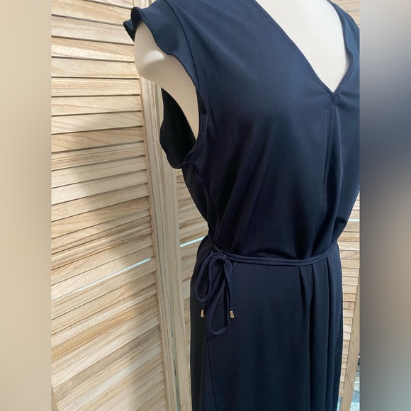 H&M navy blue short sleeve v neck dress , size medium , good condition - Picture 2 of 3